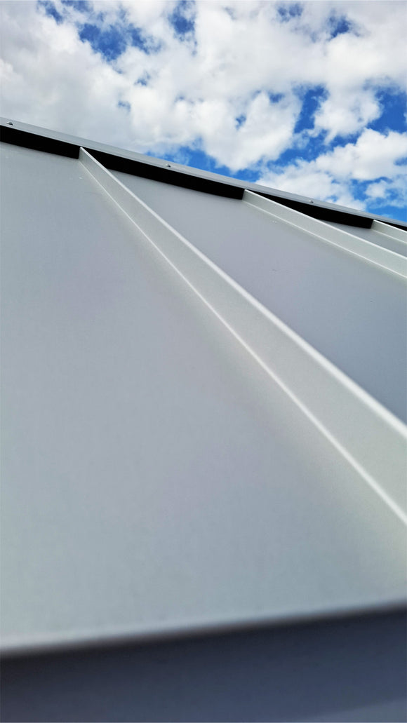 Närbild av Dala-Classic klicktak i silvermetallic 045 från Dala-Profil.