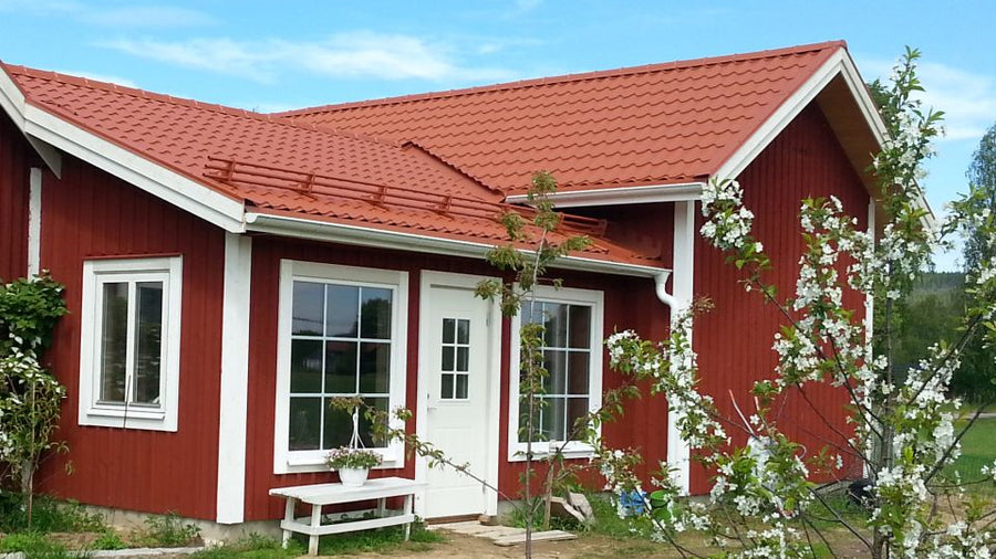 Rött hus med takpanneplåt från Dala Profil
